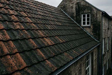 Que faire après un épisode de pollution ou de pluie acide sur vos toitures et façades